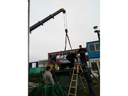 車展會隨車吊吊裝超級跑車